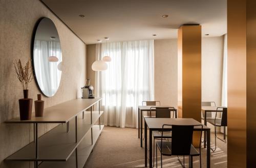 設施, 康達爾酒店 (Hotel Condal) in 羅納城中心