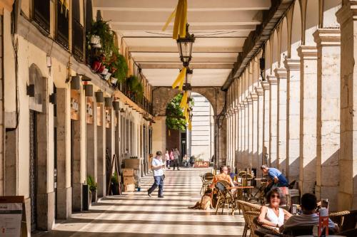 周邊環境, 康達爾酒店 (Hotel Condal) in 羅納城中心