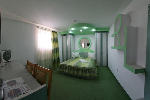 1 queen bed