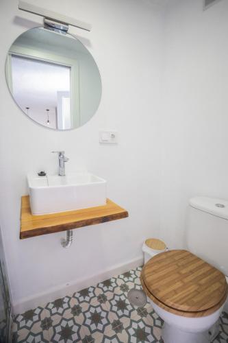 Studio Apartment with Private Bathroom image 4