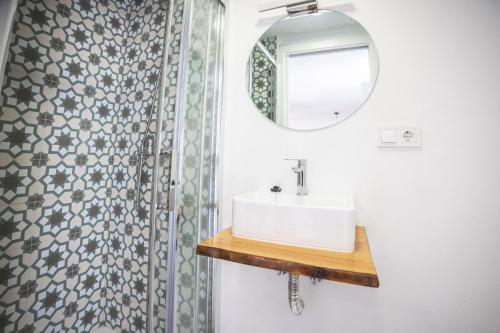 Studio Apartment with Private Bathroom image 5