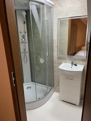 Shower, VT6 House & Restaurant in Znojmo