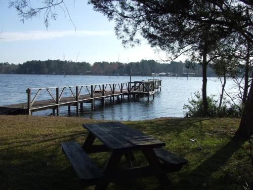 . 2 Acre Waterfront Beauty, Dock,Screened Porch