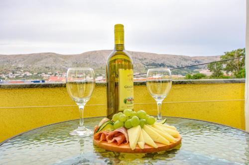 Apartments Kate - with Balcony & Free Private Parking Near the Centre 4
