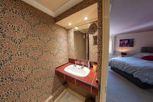 3, The Dolphin, 49 Quay Street - Stunning apartment - Quintessential - Quay views - Sleeps 2-4 people 5
