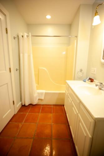 Yellow House Inn - image 8