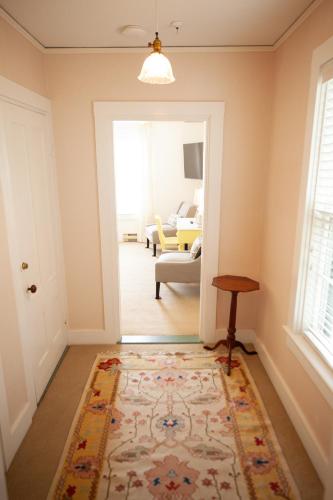 Yellow House Inn - image 12