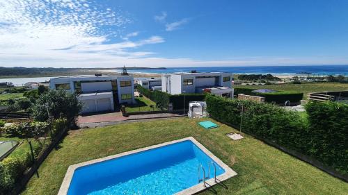 Modern 4 Double Bedroom Villa with Pool / Garden gîte à louer Narón