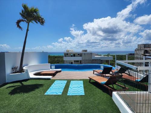 Studio near to the beach and ocean view pool roof 102