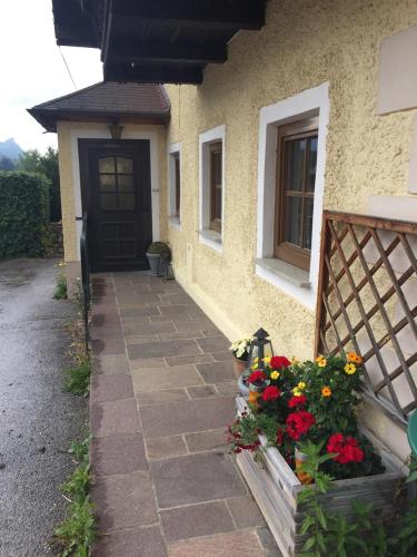House close to Salzburg only 1 bedroom queen bed and bath, shared kitchen and living space
