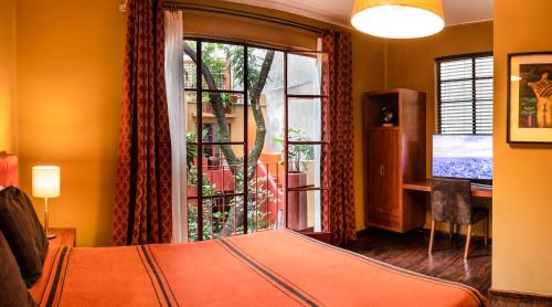 The Red Tree House – Mexico City, CT