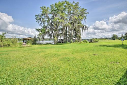Waterfront Welaka Escape with Private Docks! in East Palatka (FL)