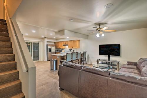 Convenient Bakersfield Townhome with Patio! – khách sạn tại Polo Grounds