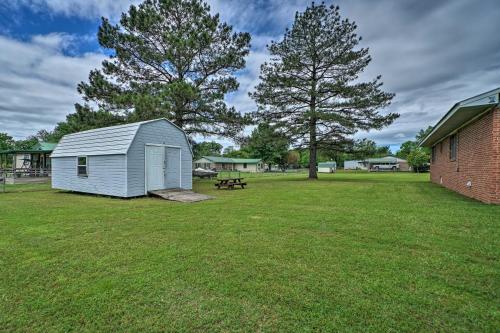 Charming Clayton Home ~ 4 Mi to Sardis Lake! in Haileyville