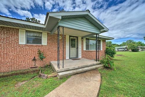 Charming Clayton Home ~ 4 Mi to Sardis Lake! in Haileyville