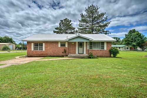 Charming Clayton Home ~ 4 Mi to Sardis Lake! in Haileyville