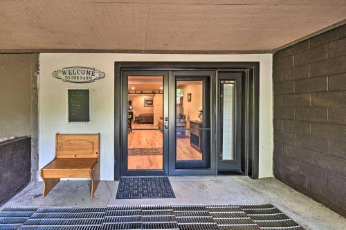 . Sun-Dappled Apt on Oak Creek with Patio and Grill