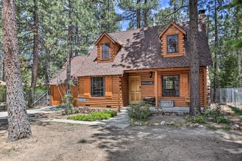 B&B Big Bear Lake - Big Bear Lake Cabin with Grill, 4 Mi to Slopes! - Bed and Breakfast Big Bear Lake