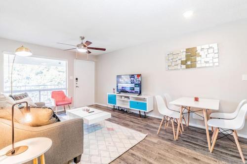 SoCo Chic Apartment Suites Close to Downtown - Austin