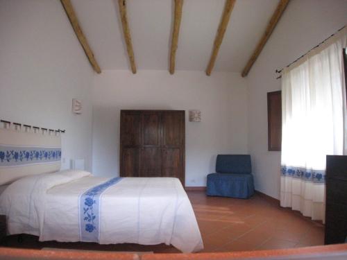 1 king bed, 2 sofa beds