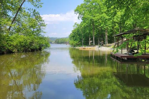 Lakefront Hot Springs Retreat with Deck and Boat Dock! - image 12