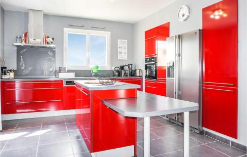 virtuve, Amazing Home In Cruzy in Cruzy