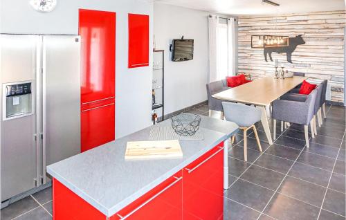 virtuve, Amazing Home In Cruzy in Cruzy