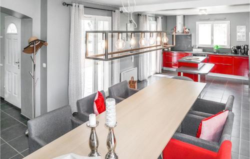 virtuve, Amazing Home In Cruzy in Cruzy