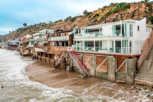 Big Rock Seaside Beach House in Malibu, USA