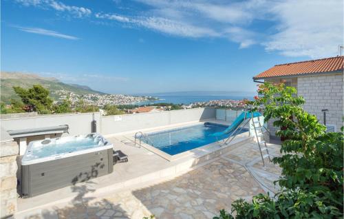 Nice apartment in Split with 3 Bedrooms, Jacuzzi and WiFi