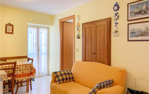 2 Bedroom Cozy Apartment In Grotte Di Castro