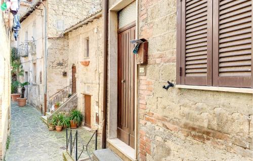 2 Bedroom Cozy Apartment In Grotte Di Castro