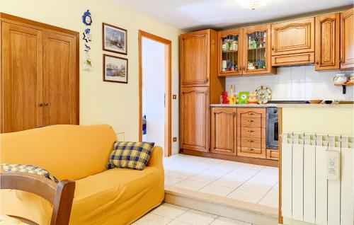 2 Bedroom Cozy Apartment In Grotte Di Castro