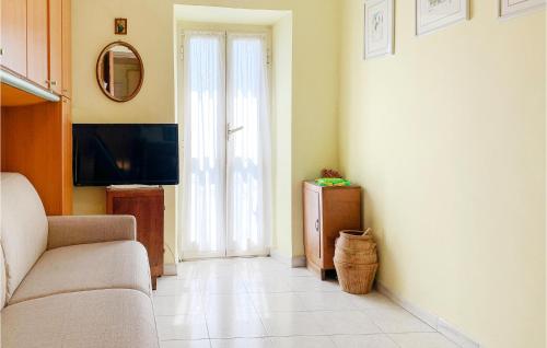 2 Bedroom Cozy Apartment In Grotte Di Castro