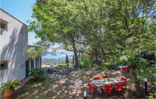  Amazing Home In San Piero In Campo, Unterkunft in San Piero in Campo