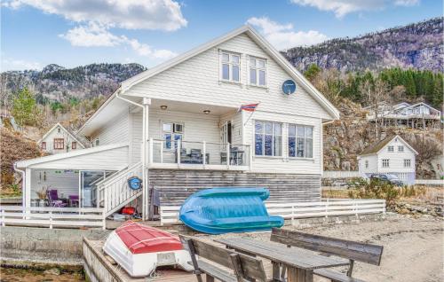 Stunning home in Vanvik with WiFi and 4 Bedrooms - Sand