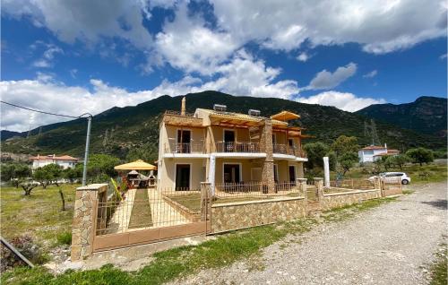 Nice Apartment In Nafpaktos With Wifi - Έλατου