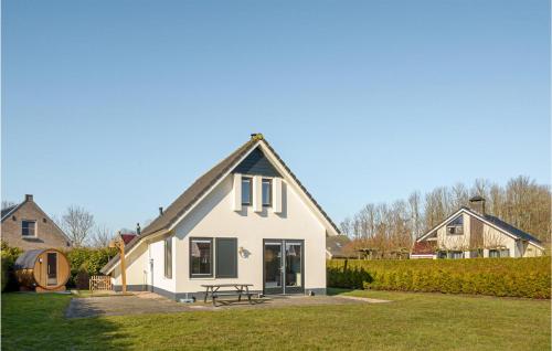 Beautiful Home In Tzummarum With 3 Bedrooms, Wifi And Outdoor Swimming Pool