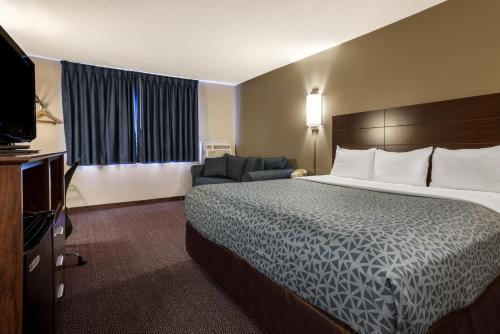 Econo Lodge Darien Lakes - main image