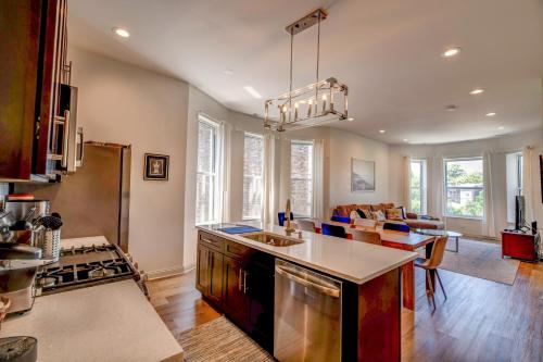 Spacious 5-BR Apt next to transit Free Parking in North Lawndale