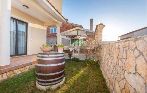 Lovely Apartment In Valbandon With Kitchen