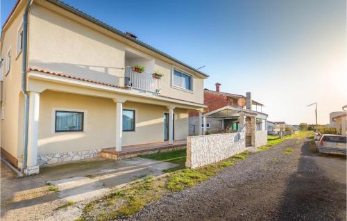 Lovely Apartment In Valbandon With Kitchen