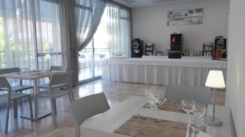 Lively Hotel - image 3
