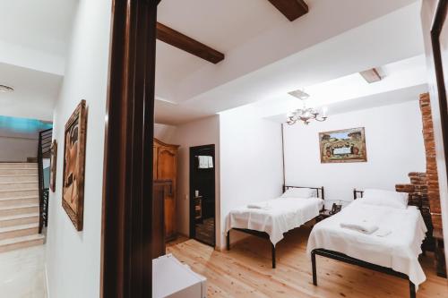 2 twin beds