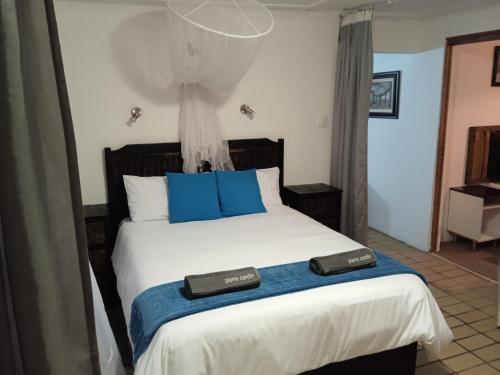 1 double bed, 2 twin beds