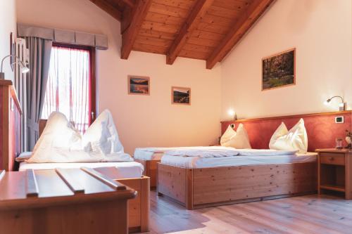 3 twin beds
