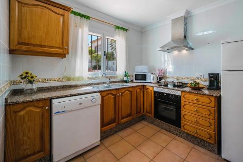 Villa Valeta by Villa Plus - image 4