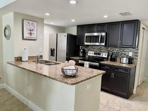 Grand Deluxe 3BR Condo Apartment near Disney Parks in Kissimmee, USA