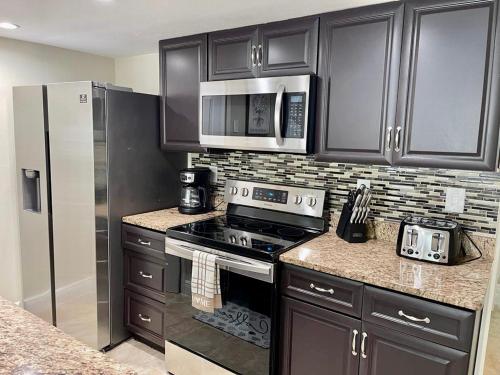 Grand Deluxe 3BR Condo Apartment near Disney Parks in Kissimmee, USA