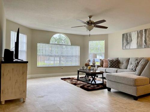 Grand Deluxe 3BR Condo Apartment near Disney Parks in Kissimmee, USA